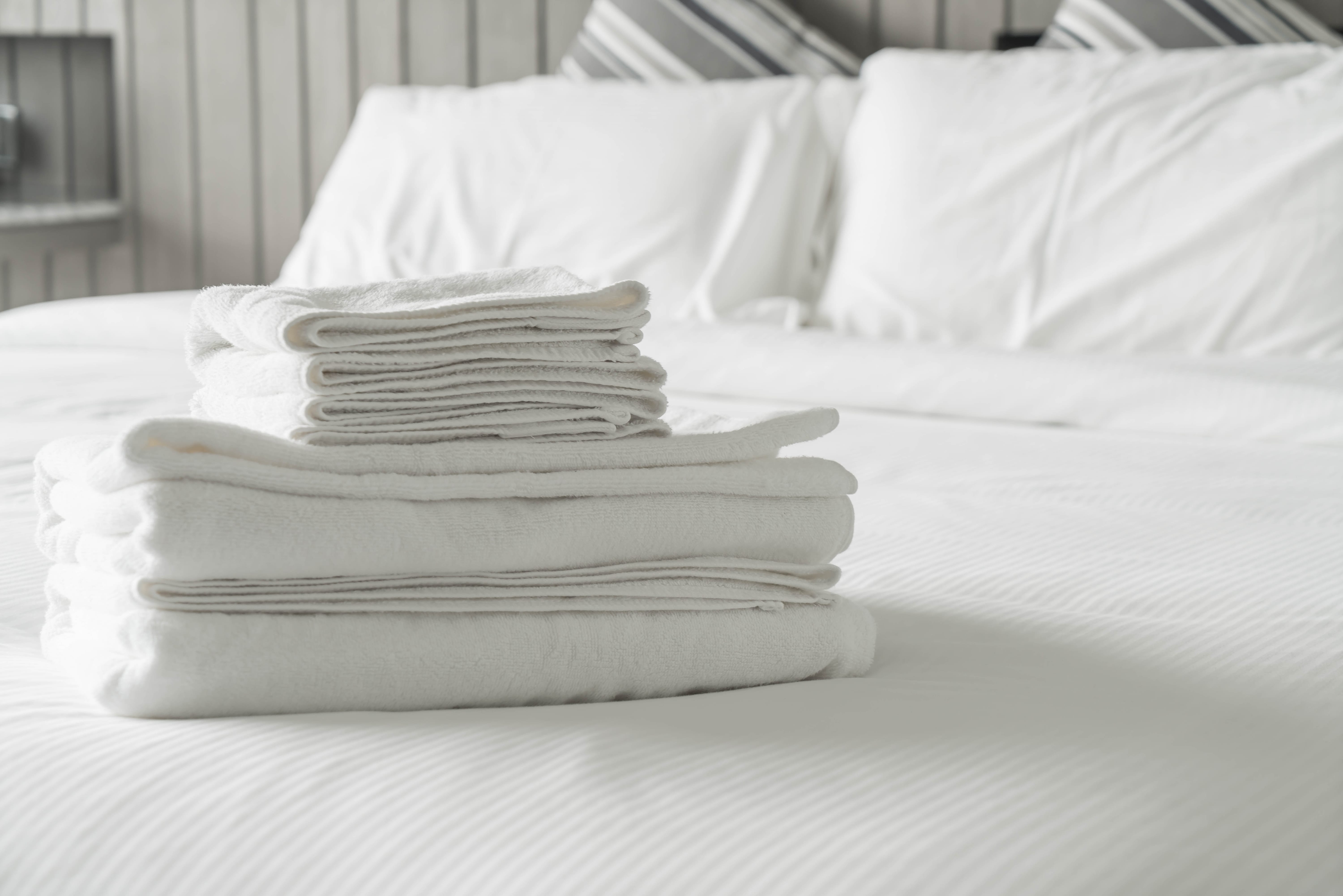 serviettes sur lit